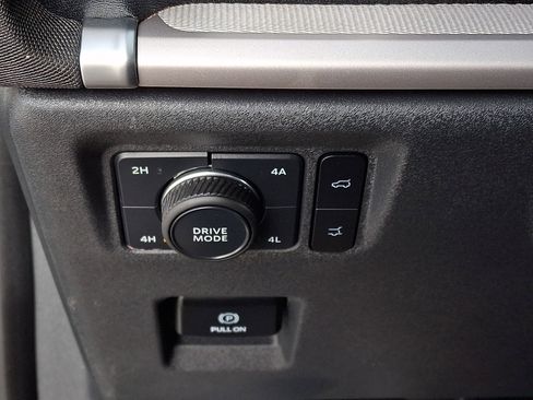 Used 2025 Ford Expedition Active image 25