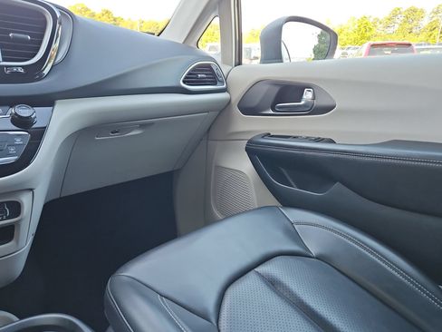 Used 2023 Chrysler Pacifica Touring-L FWD image 11