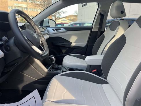 Used 2025 Volkswagen Taos SE image 19