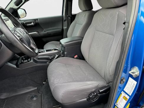 Used 2017 Toyota Tacoma TRD Sport image 7