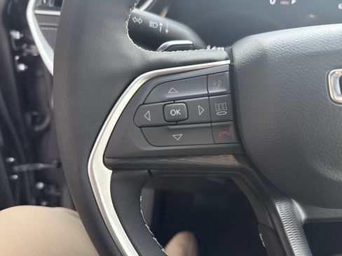 New 2025 Jeep Grand Cherokee Altitude image 18