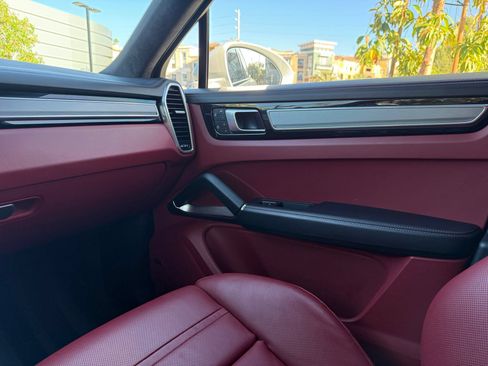 Certified 2023 Porsche Cayenne Turbo AWD/4WD image 25