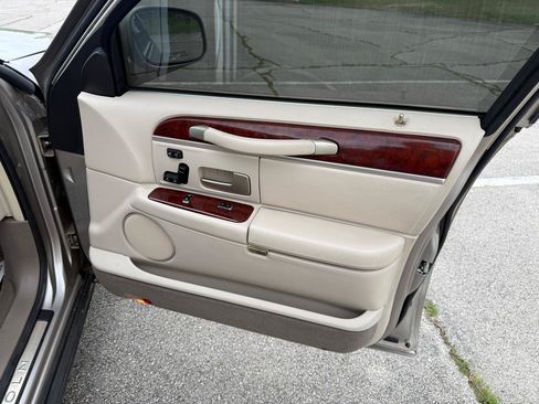Used 2003 Lincoln Town Car Signature RWD image 19