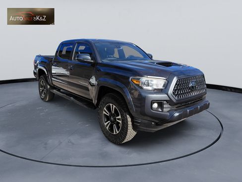 Used 2018 Toyota Tacoma TRD Sport AWD/4WD image 2