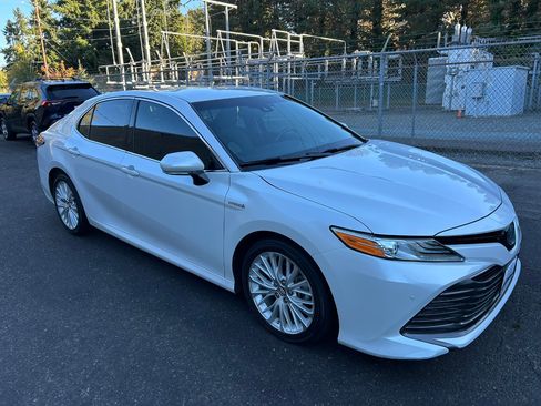Used 2018 Toyota Camry XLE image 3