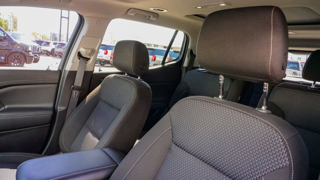 Used 2023 GMC Acadia SLE w/ Driver Convenience Package FWD image 16
