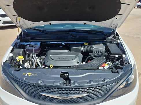 Used 2024 Chrysler Voyager LX FWD image 6