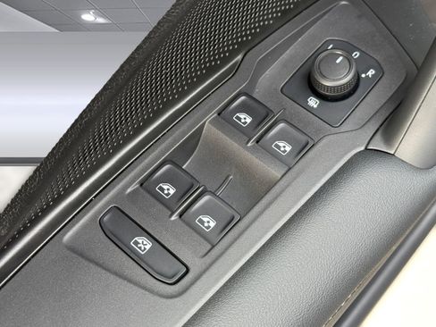 Used 2025 Volkswagen Tiguan S image 11