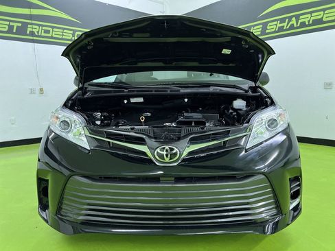 Used 2019 Toyota Sienna L FWD image 4