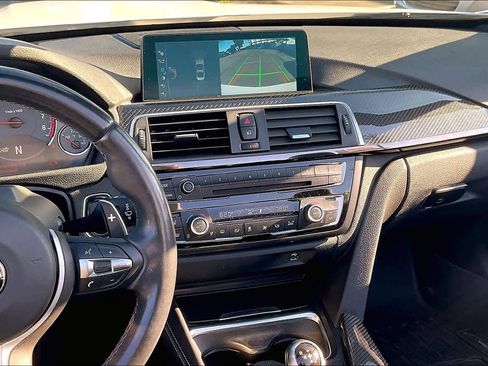 Used 2017 BMW M4 Convertible image 9