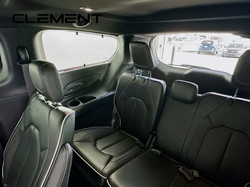 Used 2022 Chrysler Pacifica Limited w/ Uconnect Theater Family Group image 32