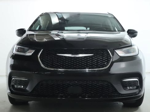 Used 2023 Chrysler Pacifica Touring-L image 5