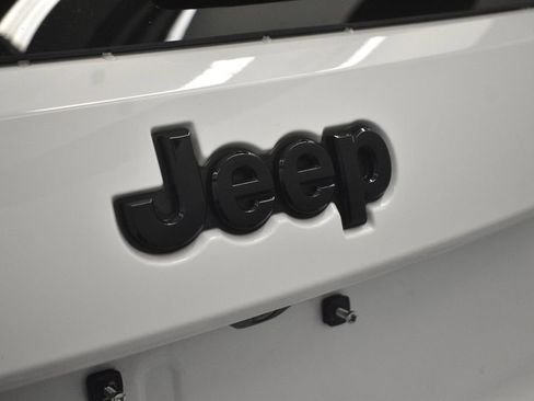 Used 2021 Jeep Grand Cherokee Altitude image 19