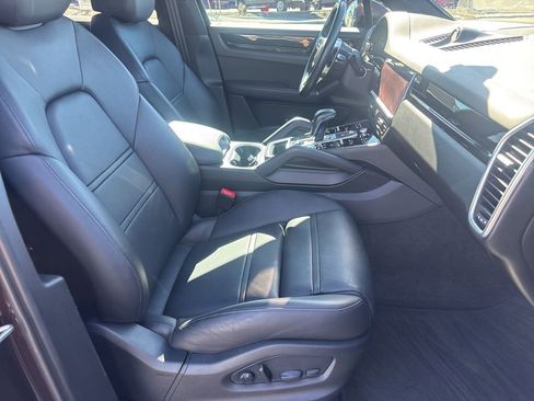 Used 2023 Porsche Cayenne image 16
