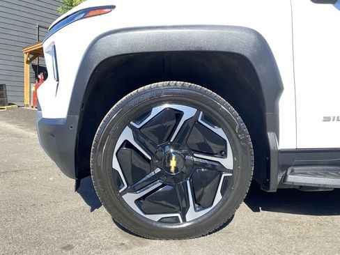 Used 2026 Chevrolet Silverado EV LT AWD/4WD image 11
