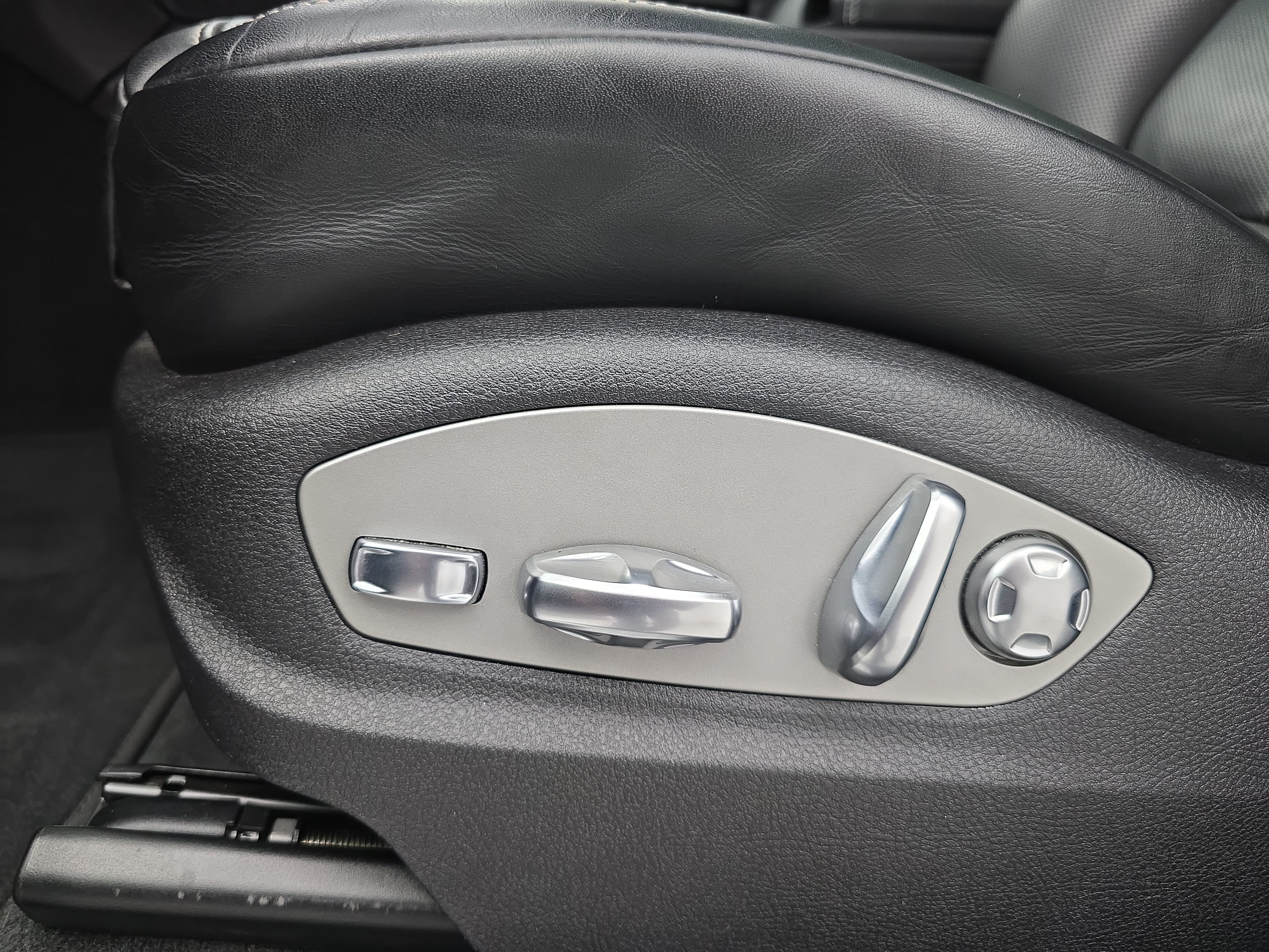 Certified 2024 Porsche Macan S AWD/4WD image 31