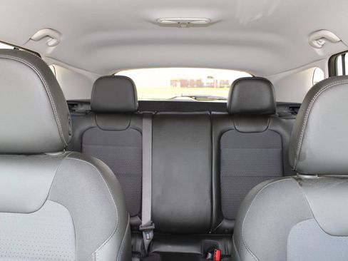 Used 2025 Chevrolet Trax LT FWD image 12