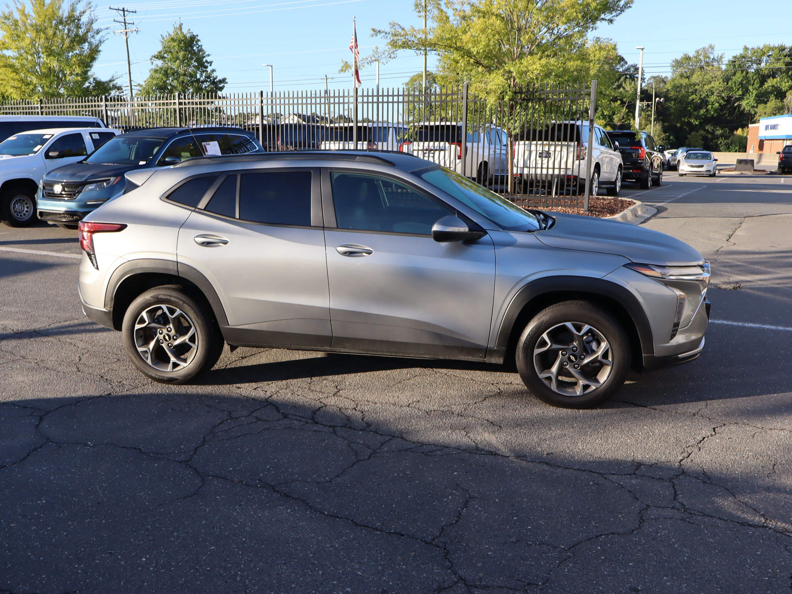 Used 2025 Chevrolet Trax LT FWD image 11