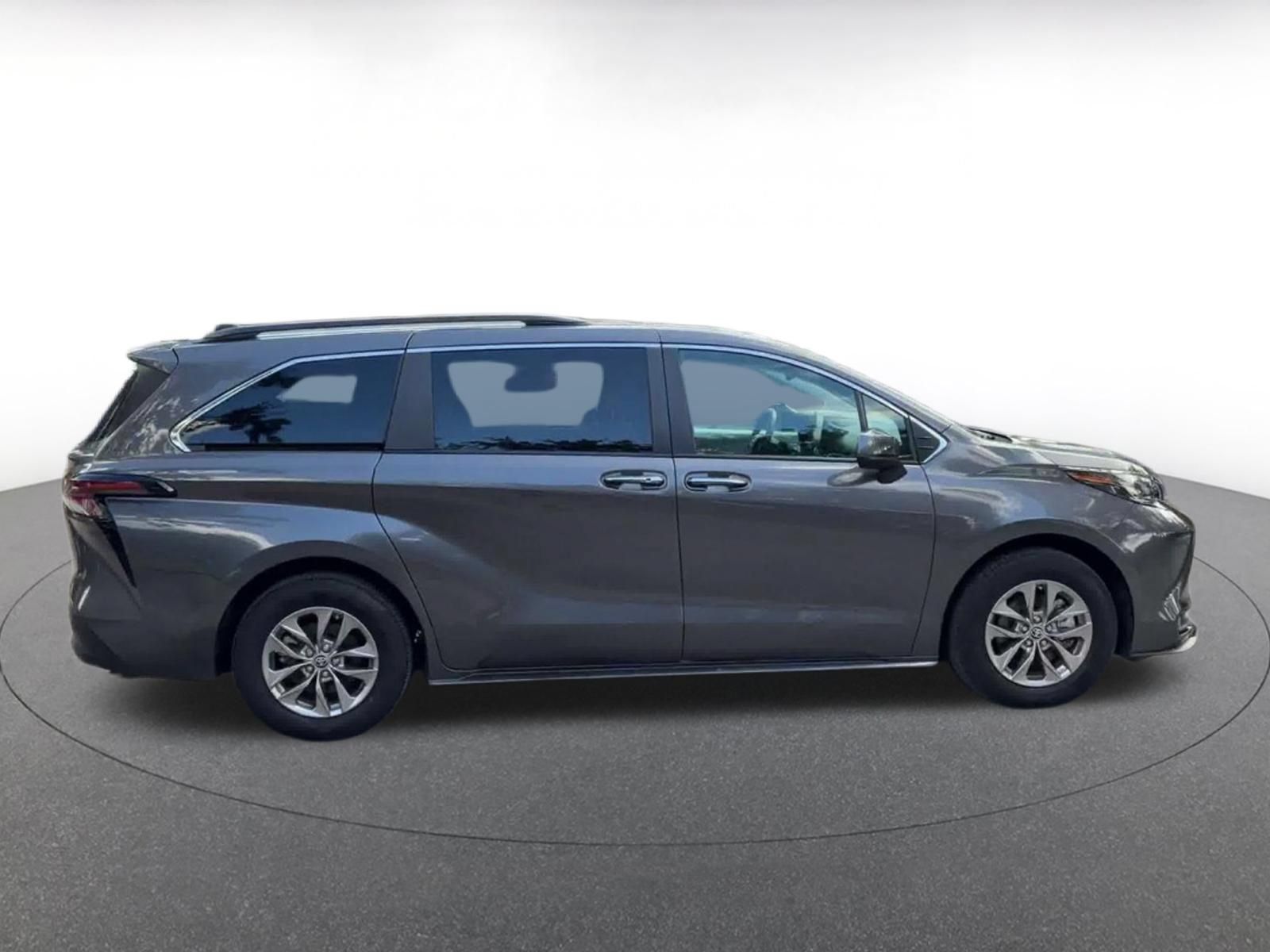 Used 2025 Toyota Sienna XLE FWD image 15
