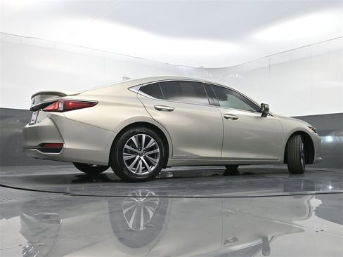 Used 2021 Lexus ES 300h w/ Premium Package image 32