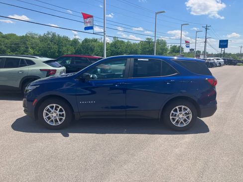 Used 2022 Chevrolet Equinox LS w/ LS Convenience Package FWD image 4