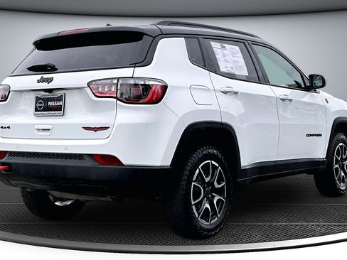 Used 2025 Jeep Compass Trailhawk image 6