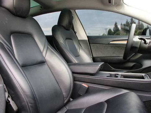 Used 2023 Tesla Model 3 Standard Range image 17