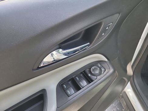 Used 2022 Chevrolet Equinox LS FWD image 18
