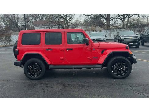 Used 2025 Jeep Wrangler Sahara image 9