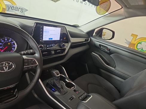 Used 2020 Toyota Highlander LE FWD image 25