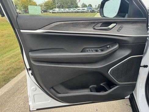 New 2025 Jeep Grand Cherokee Limited w/ Trailer Tow Package image 8