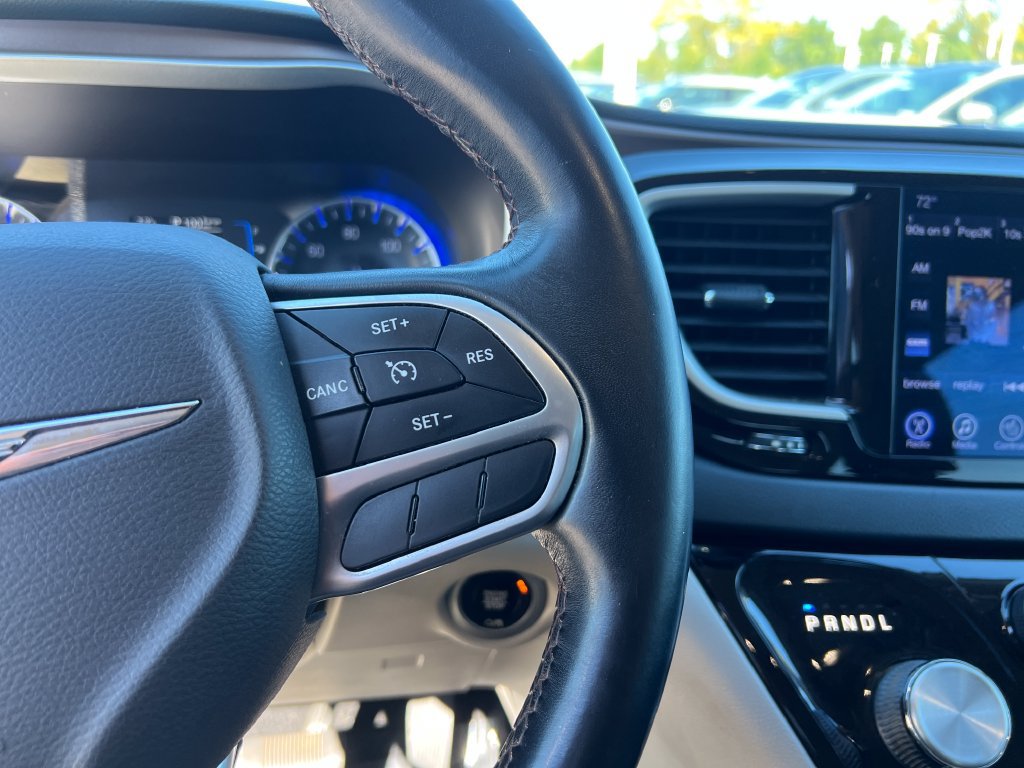 Used 2017 Chrysler Pacifica Touring-L FWD image 16