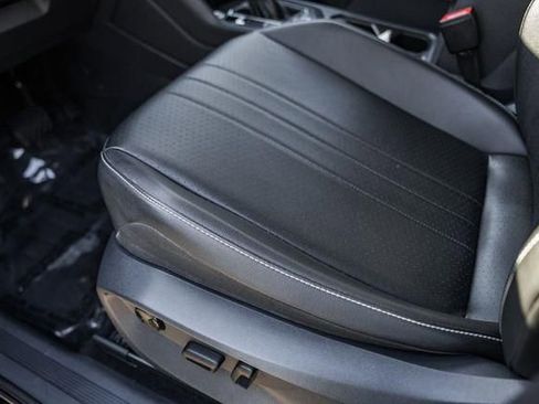 Used 2022 Volkswagen Tiguan SE w/ Panoramic Sunroof Package image 32