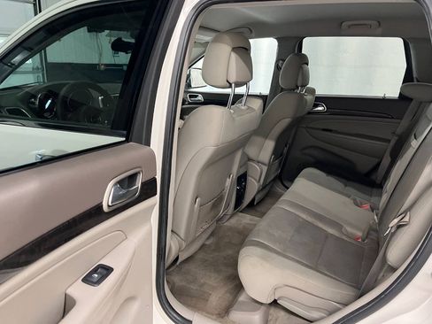 Used 2012 Jeep Grand Cherokee Laredo w/ Laredo E Group AWD/4WD image 9