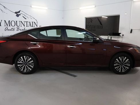 Used 2025 Nissan Altima 2.5 SV AWD/4WD image 8