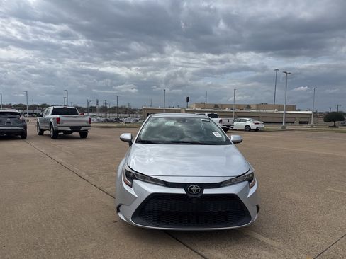 Used 2022 Toyota Corolla LE image 3