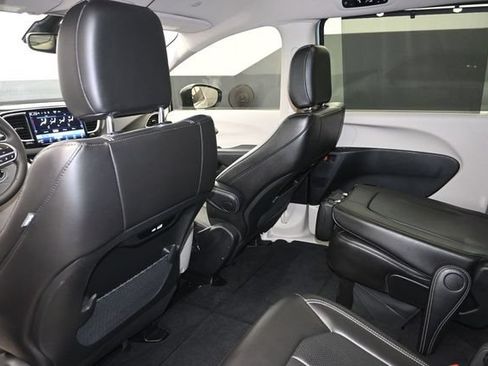 Used 2024 Chrysler Pacifica Touring-L FWD image 11