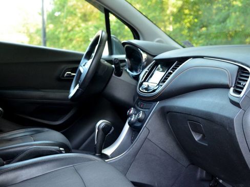 Used 2018 Chevrolet Trax LT w/ LT Convenience Package image 14