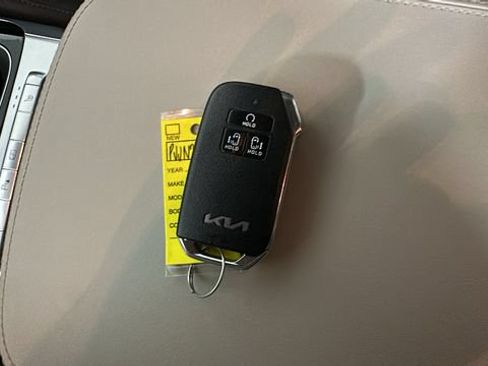 Used 2024 Kia Carnival EX FWD image 21