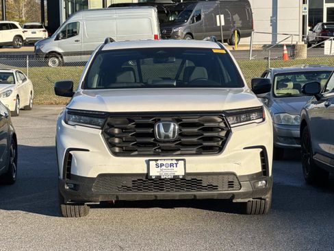 Used 2025 Honda Pilot Sport image 2
