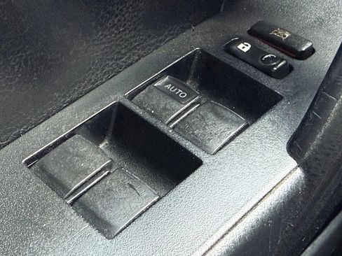 Used 2018 Toyota Corolla L image 23