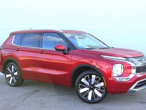 Used 2025 Mitsubishi Outlander SEL image 1
