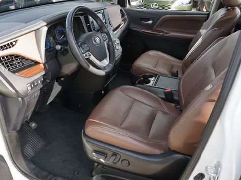 Used 2020 Toyota Sienna Limited Premium image 12