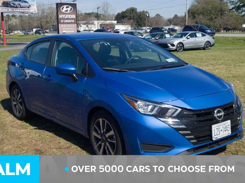 Used 2023 Nissan Versa SV image 2