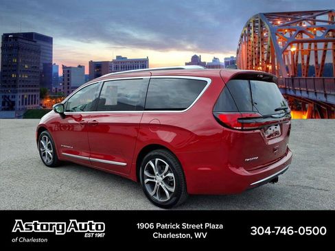 Used 2026 Chrysler Pacifica Pinnacle w/ Trailer Tow Group AWD/4WD image 5