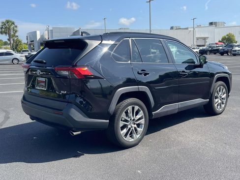 Used 2019 Toyota RAV4 XLE Premium w/ Cold Weather Package FWD image 6