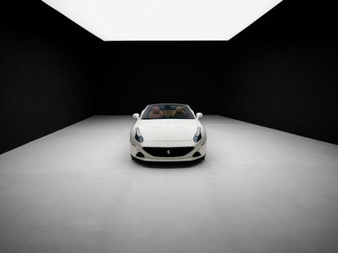 Used 2015 Ferrari California T RWD image 89