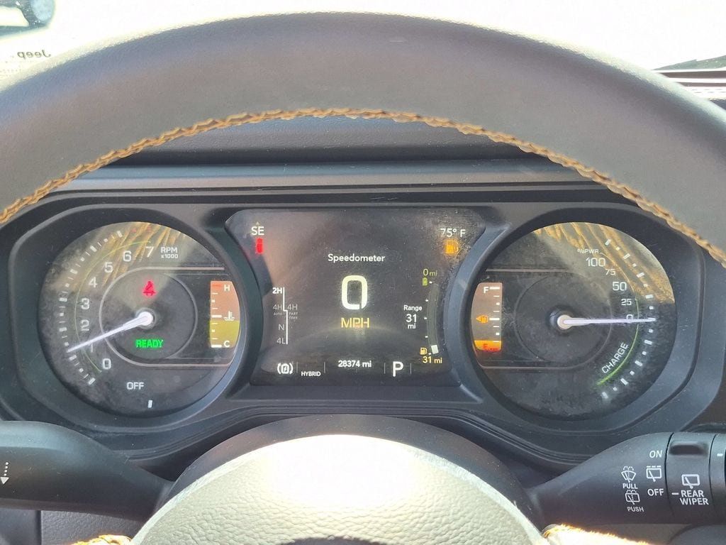Certified 2025 Jeep Wrangler Unlimited Sahara w/ Technology Group AWD/4WD image 17