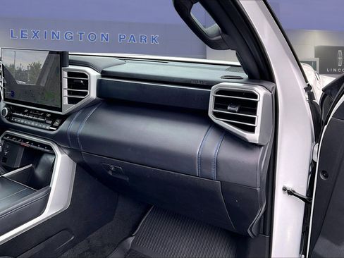 Used 2025 Toyota Sequoia Platinum AWD/4WD image 27