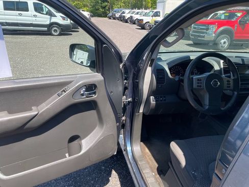 Used 2013 Nissan Frontier SV AWD/4WD image 10